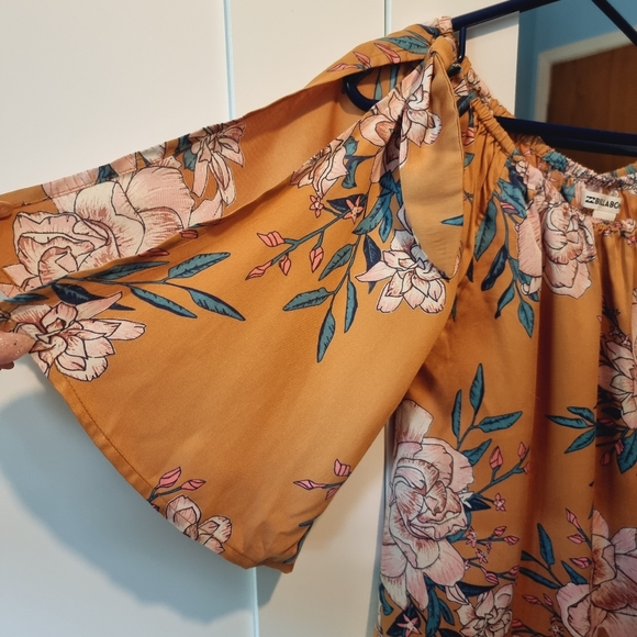 Adorable Floral BillaBong Top - Picture 3 of 7